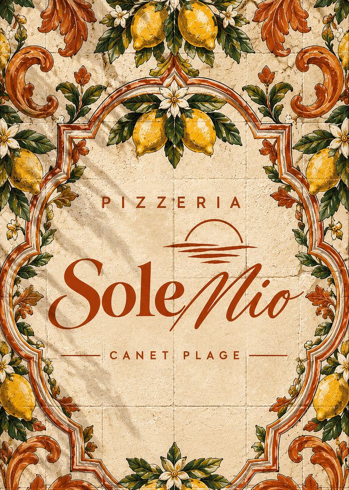 Logo Pizzeria Sole Mio Canet Plage dans un cartouche de majolique italienne, entouré de volutes terracotta et de citrons